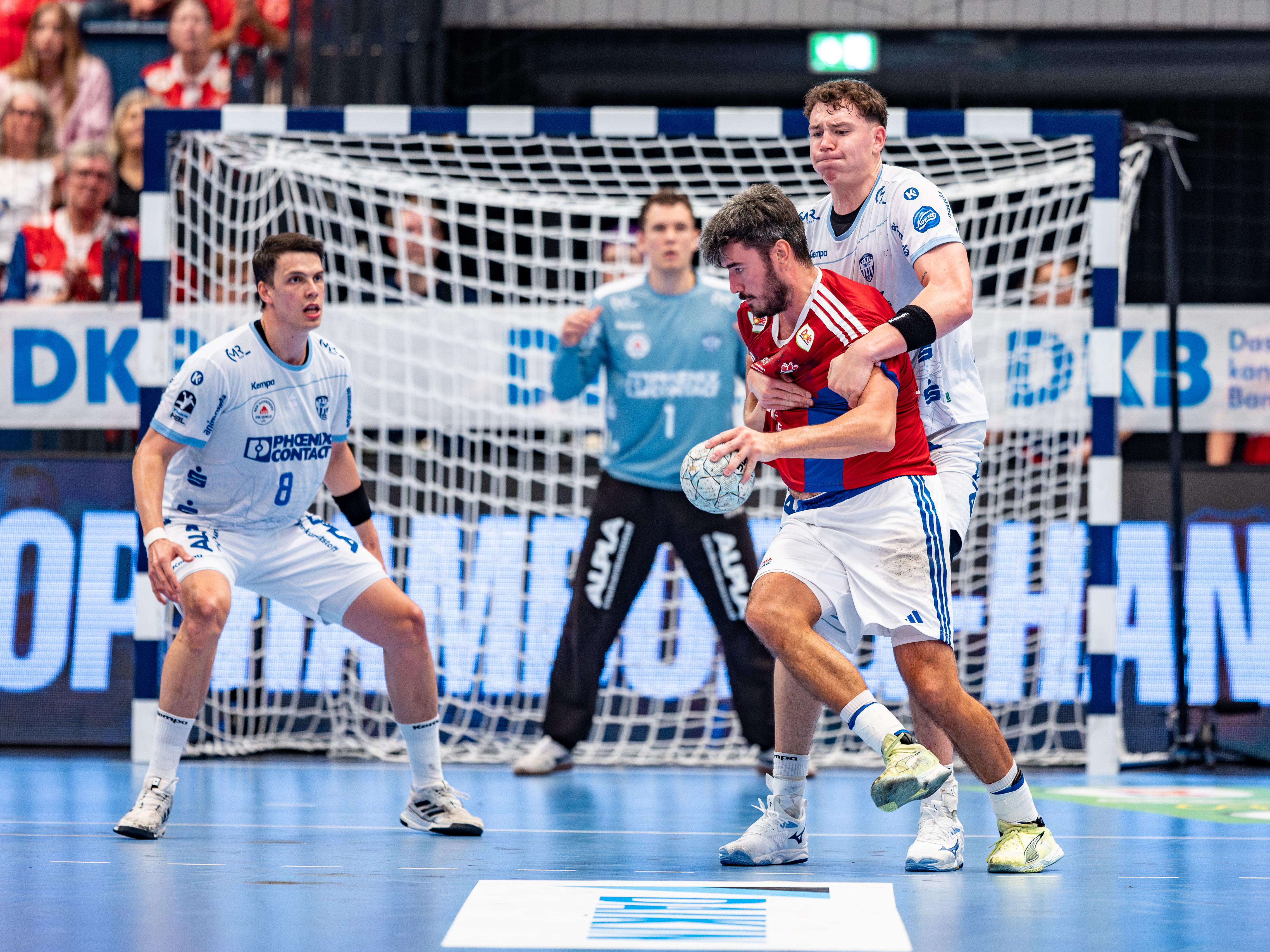 #8 Frederik Simak (Linksaußen) – TBV Lemgo Lippe and #24 Joel Willecke (Kreisläufer) – TBV Lemgo Lippe block #9 Jacob Lassen (Rückraum rechts) – Handball Sport Verein Hamburg