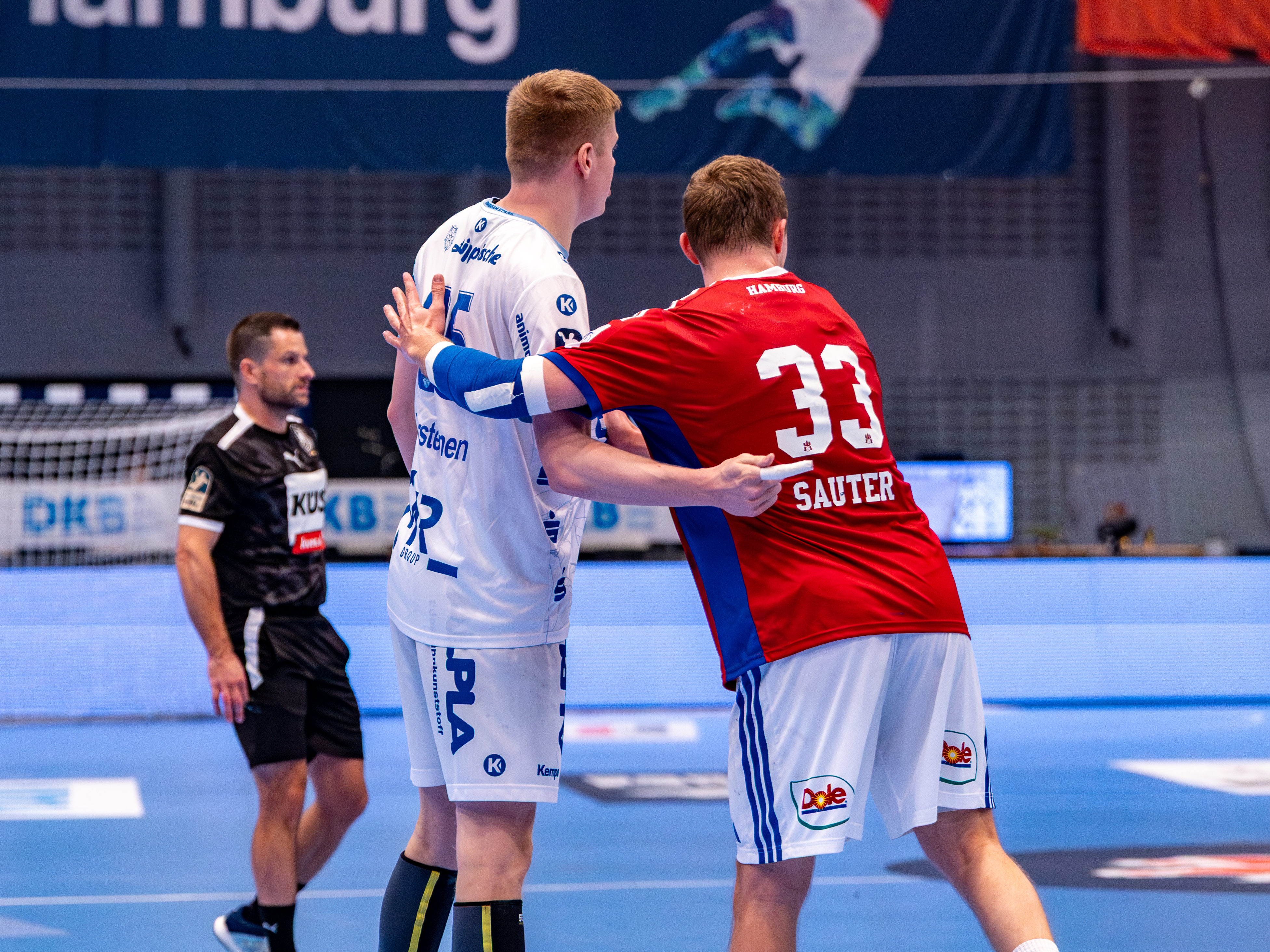 #25 Niels Versteijnen (Rückraum rechts) – TBV Lemgo Lippe and #33 Moritz Sauter (Rückraum Mitte) – Handball Sport Verein Hamburg celebration HSV Hamburg vs Lemgo Lippe, Handball, DAIKIN HBL , WEEK 5, 2025/26, 19.09.2025,