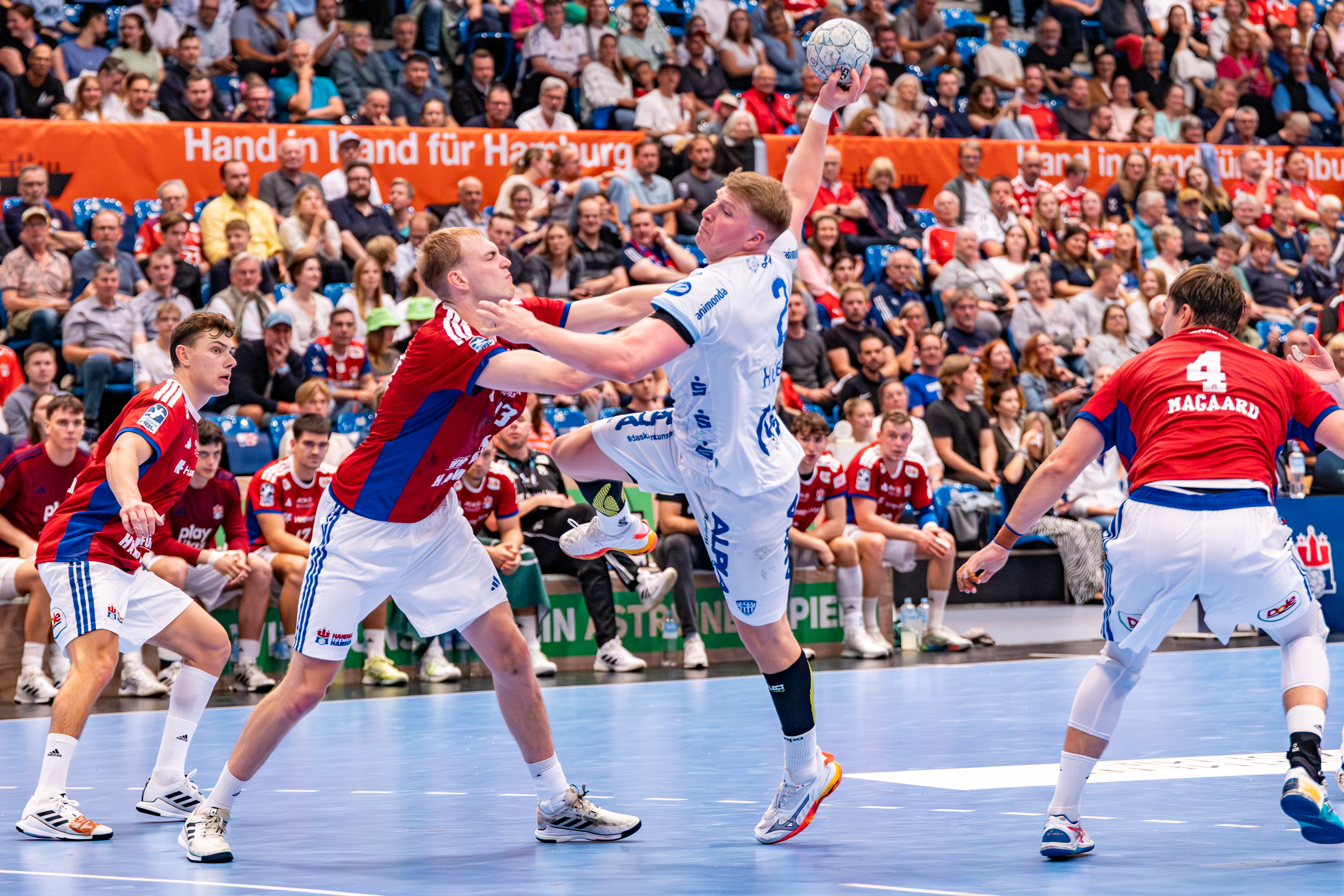 #13 Niklas Weller (Kreisläufer) – Handball Sport Verein Hamburg block #2 Lukas Hutecek (Rückraum links) – TBV Lemgo Lippe