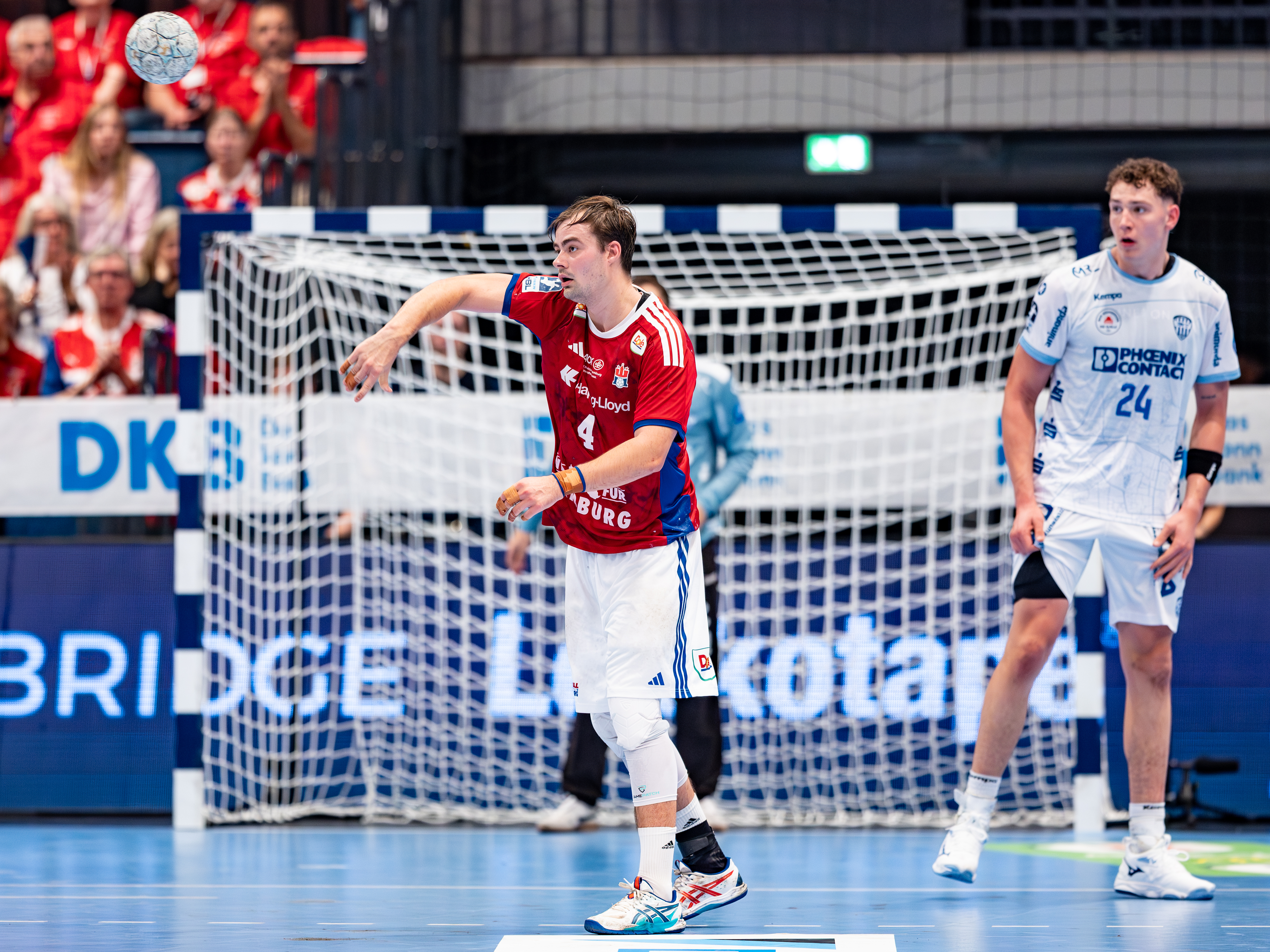 #4 Andreas Magaard (Kreisläufer) – Handball Sport Verein Hamburg passing the ball