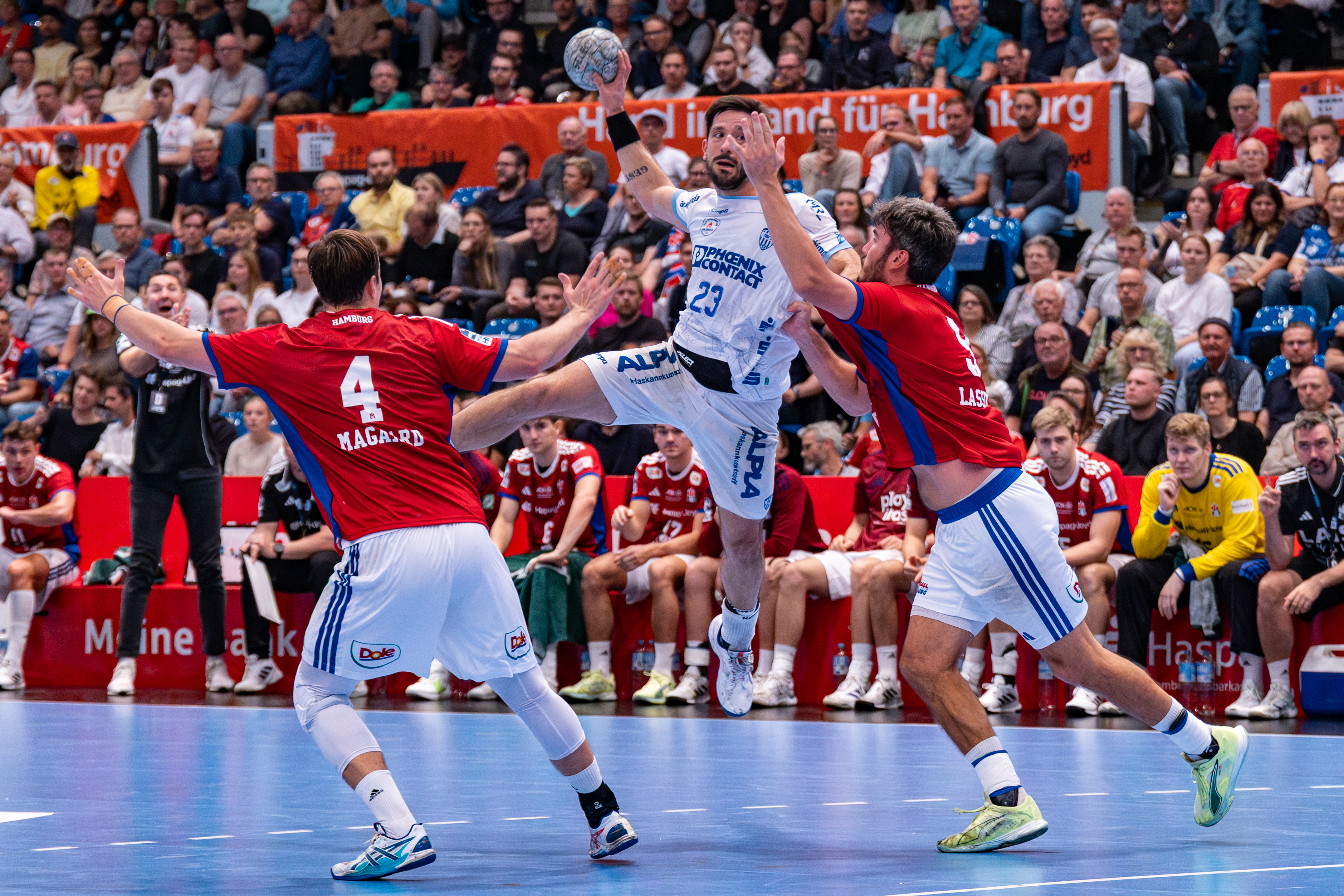 pass #23 Tim Suton (Rückraum Mitte) – TBV Lemgo Lippe. #9 Jacob Lassen (Rückraum rechts) – Handball Sport Verein Hamburg and #4 Andreas Magaard (Kreisläufer) – Handball Sport Verein Hamburg HSV Hamburg vs Lemgo Lippe, Handball, DAIKIN HBL , WEEK 5, 2025/26, 19.09.2025,