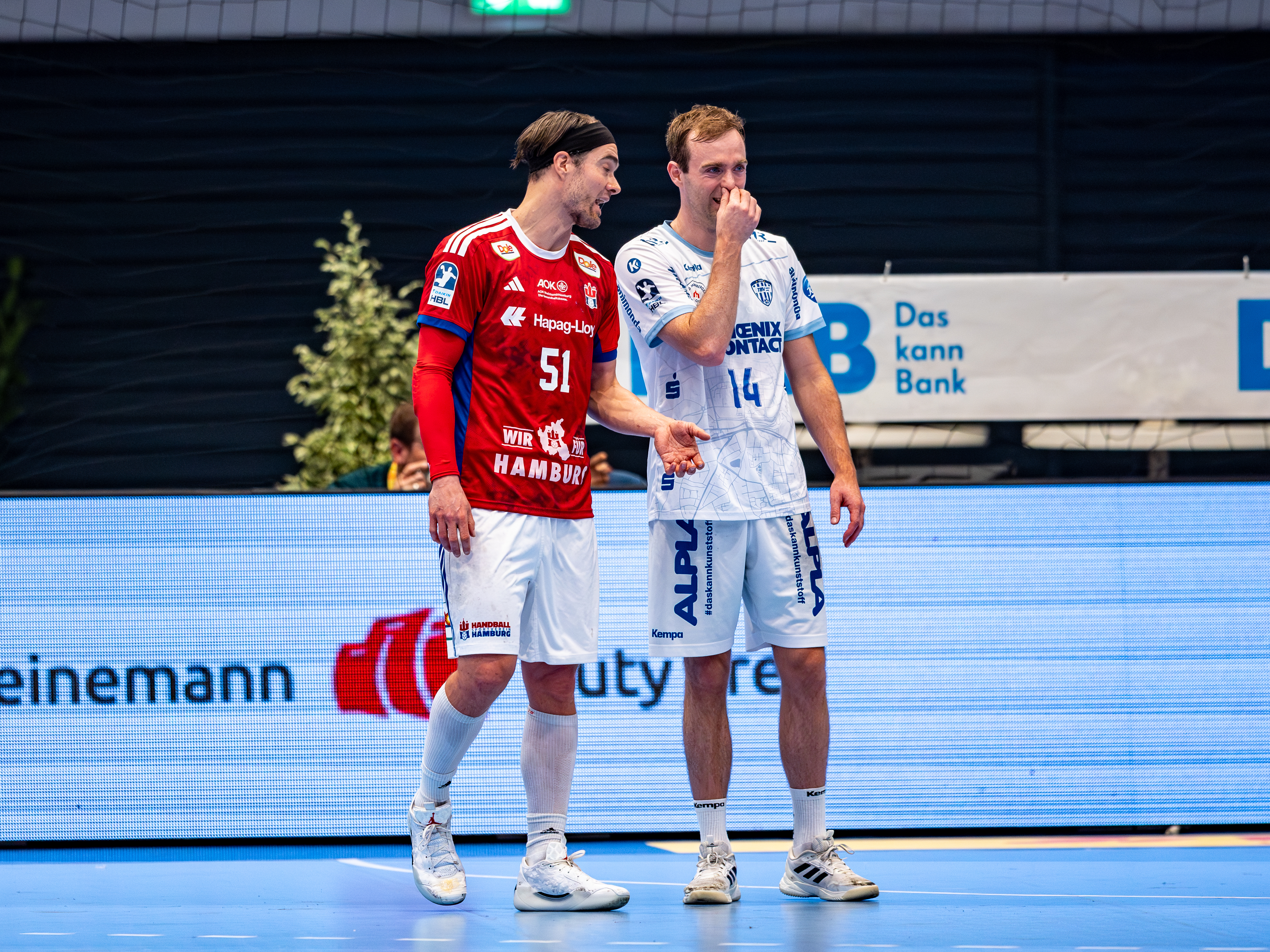 #51 Casper U. Mortensen (Linksaußen) – Handball Sport Verein Hamburg talk to #14 Bobby Schagen (Rechtsaußen) – TBV Lemgo Lippe
