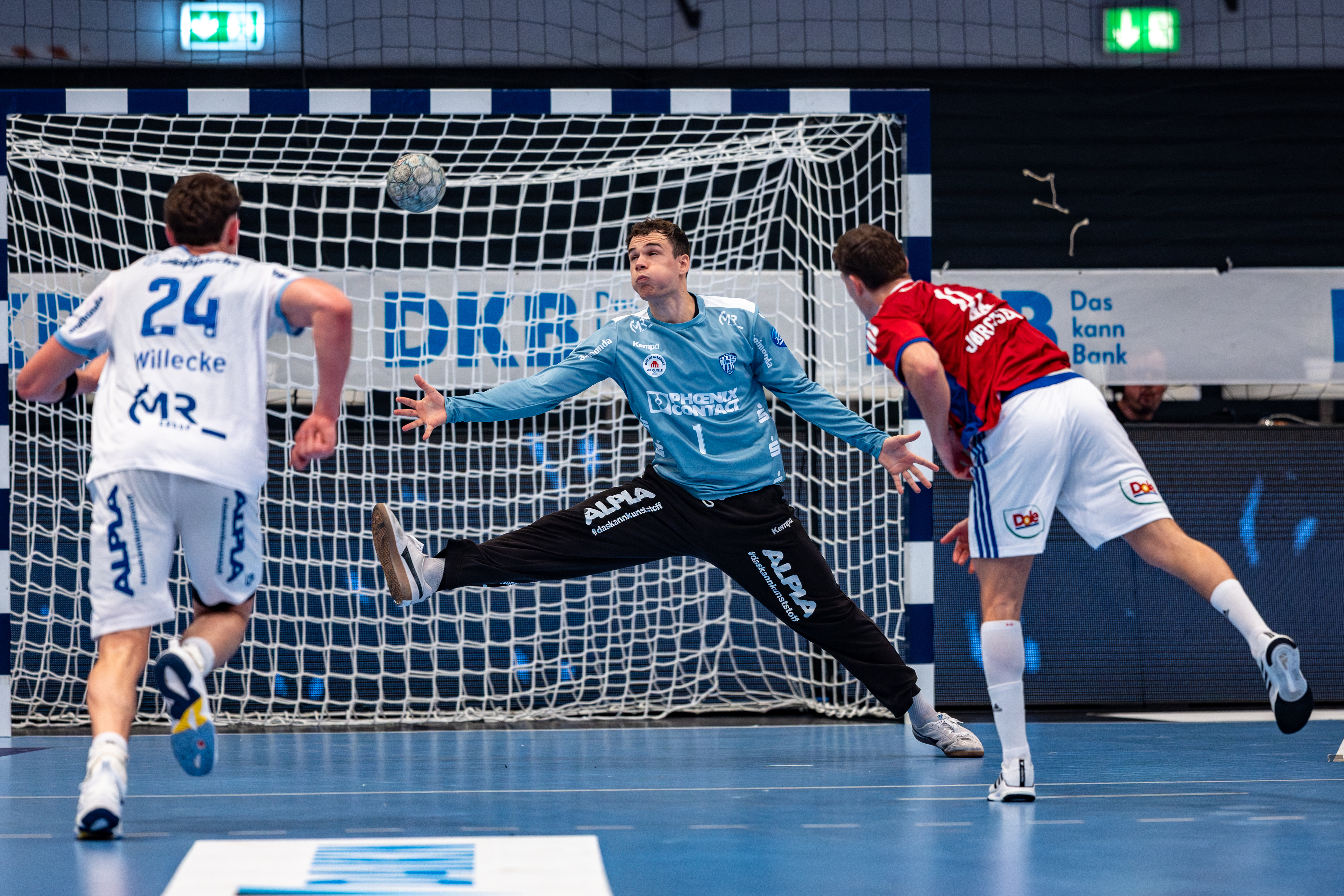 #11 Nicolaj Jørgensen (Rückraum Mitte) – Handball Sport Verein Hamburg goal. No chance for #1 Constantin Möstl (Torwart) – TBV Lemgo Lippe