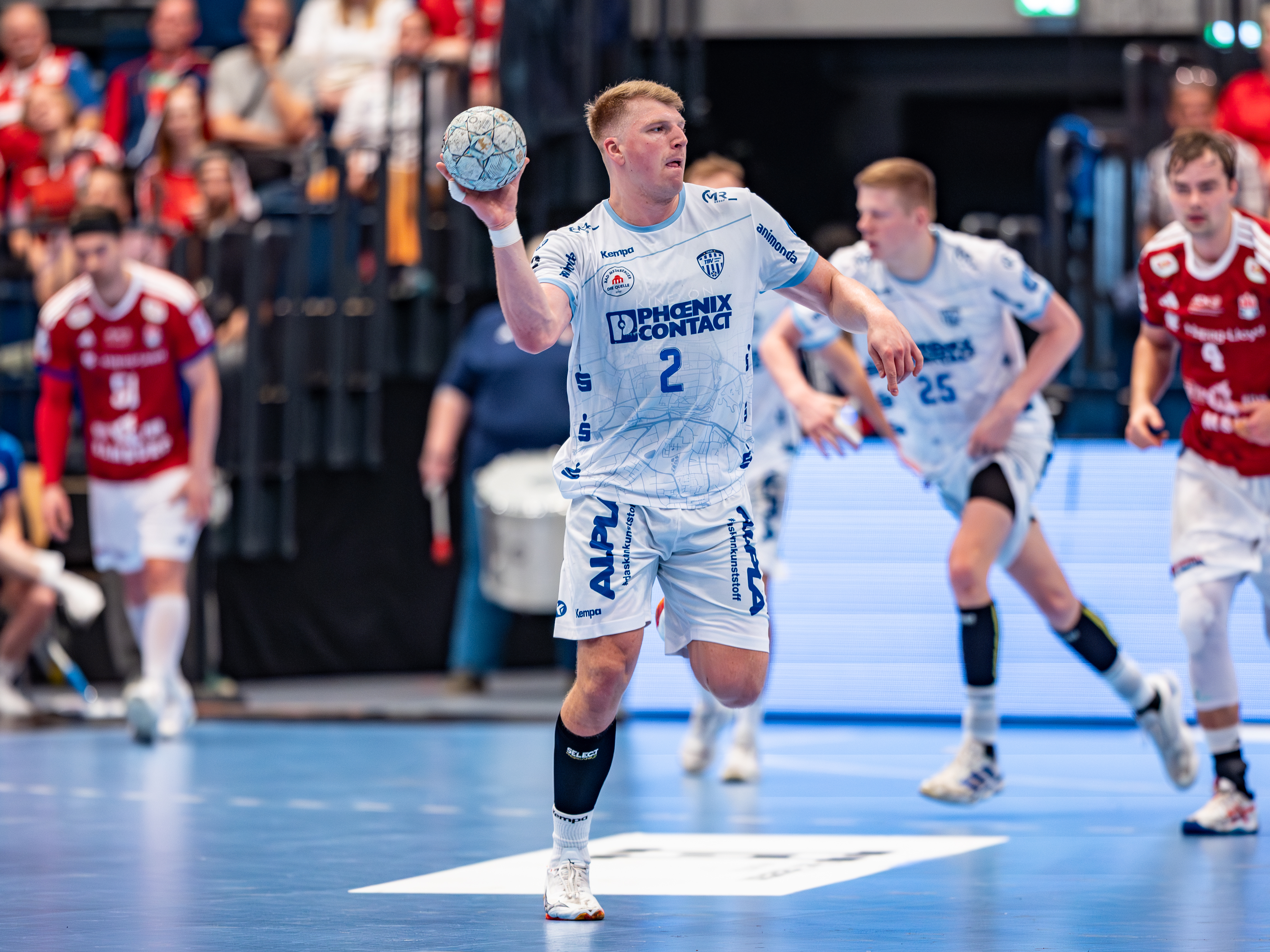 #2 Lukas Hutecek (Rückraum links) – TBV Lemgo Lippe passing the ball