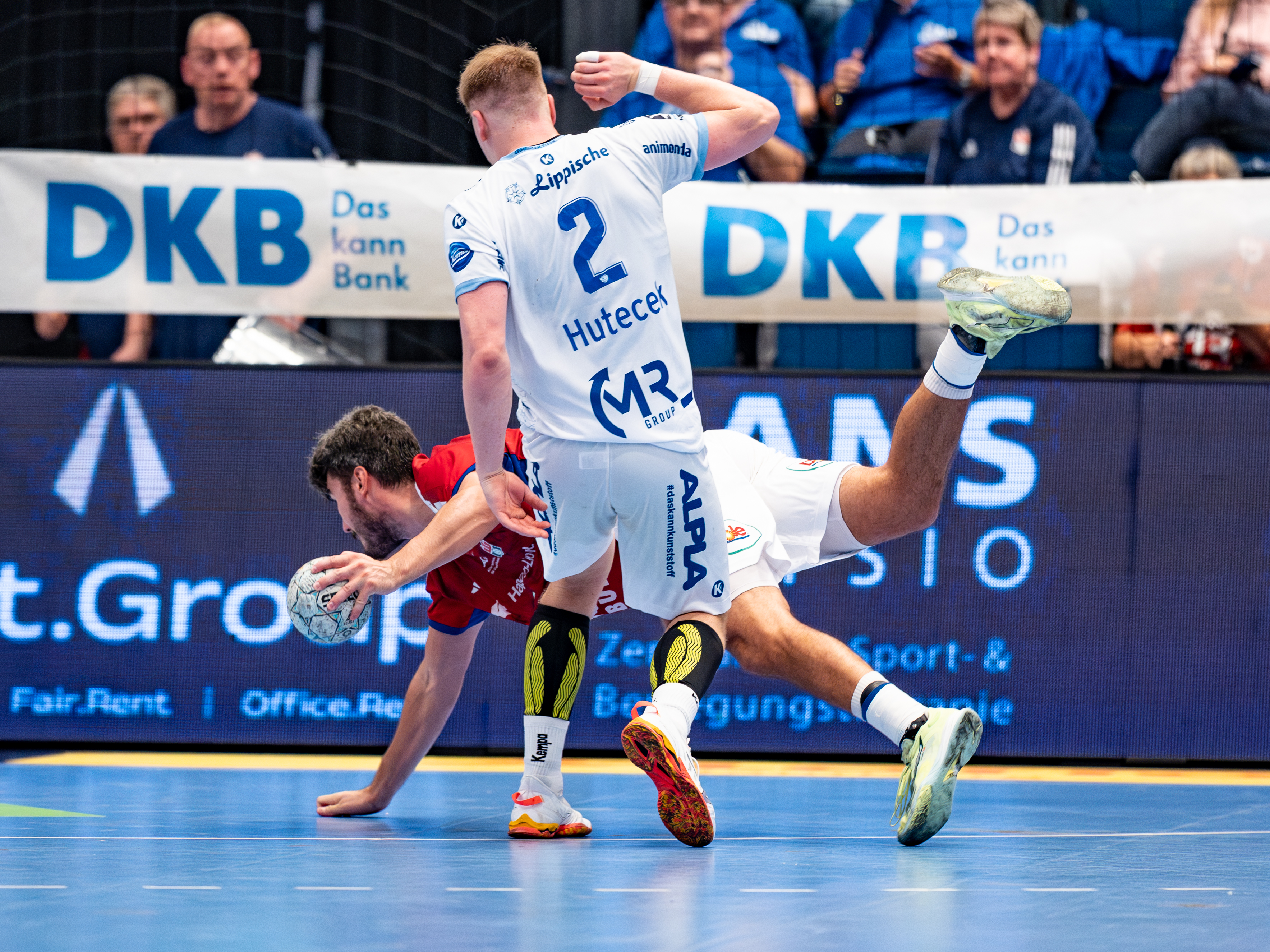 #2 Lukas Hutecek (Rückraum links) – TBV Lemgo Lippe to late for block #9 Jacob Lassen (Rückraum rechts) – Handball Sport Verein Hamburg
