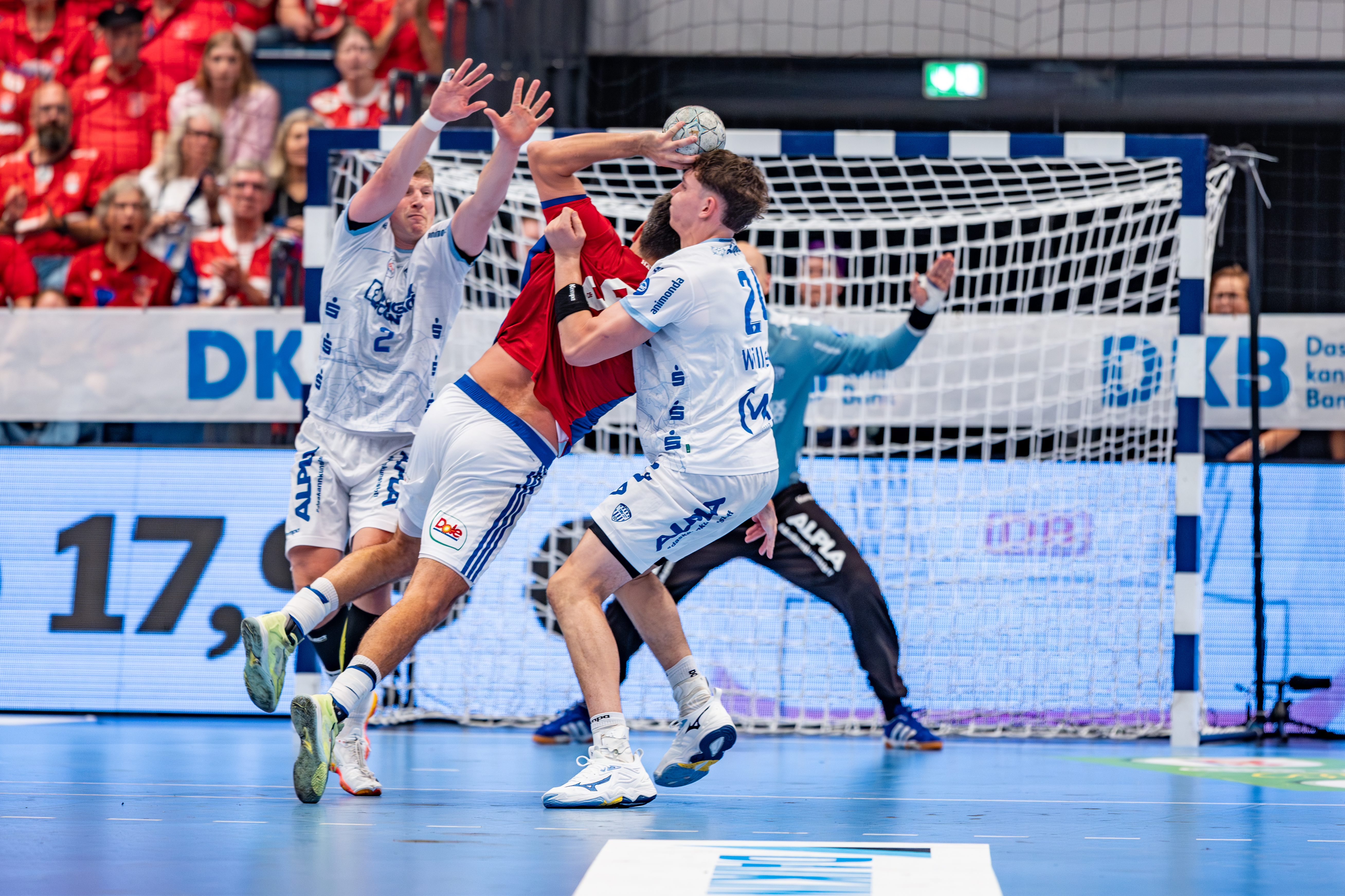 #2 Lukas Hutecek (Rückraum links) – TBV Lemgo Lippe and #24 Joel Willecke (Kreisläufer) – TBV Lemgo Lippe block #9 Jacob Lassen (Rückraum rechts) – Handball Sport Verein Hamburg