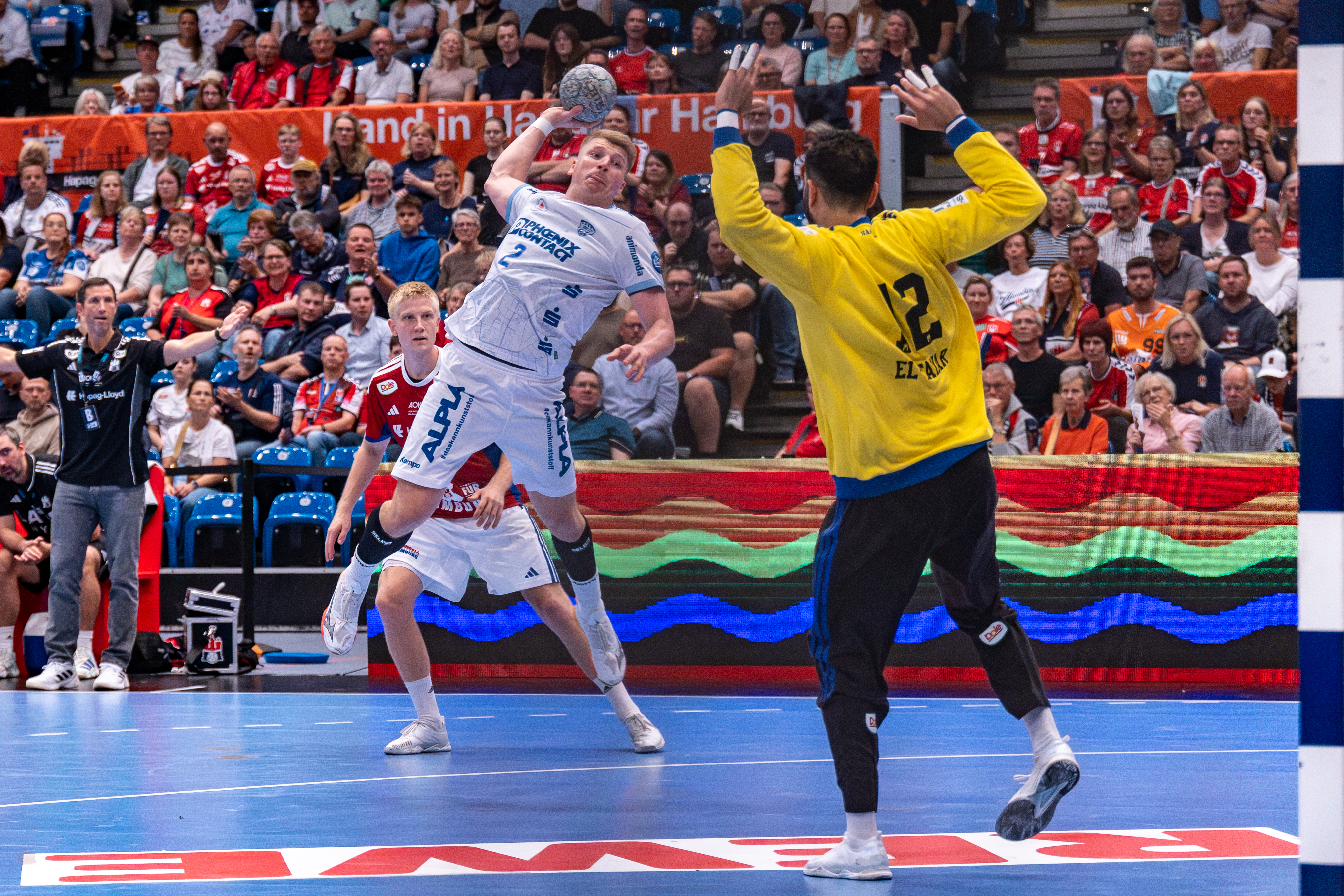#2 Lukas Hutecek (Rückraum links) – TBV Lemgo Lippe shoots at goal #12 Mohamed El-Tayar (Torwart) – Handball Sport Verein Hamburg