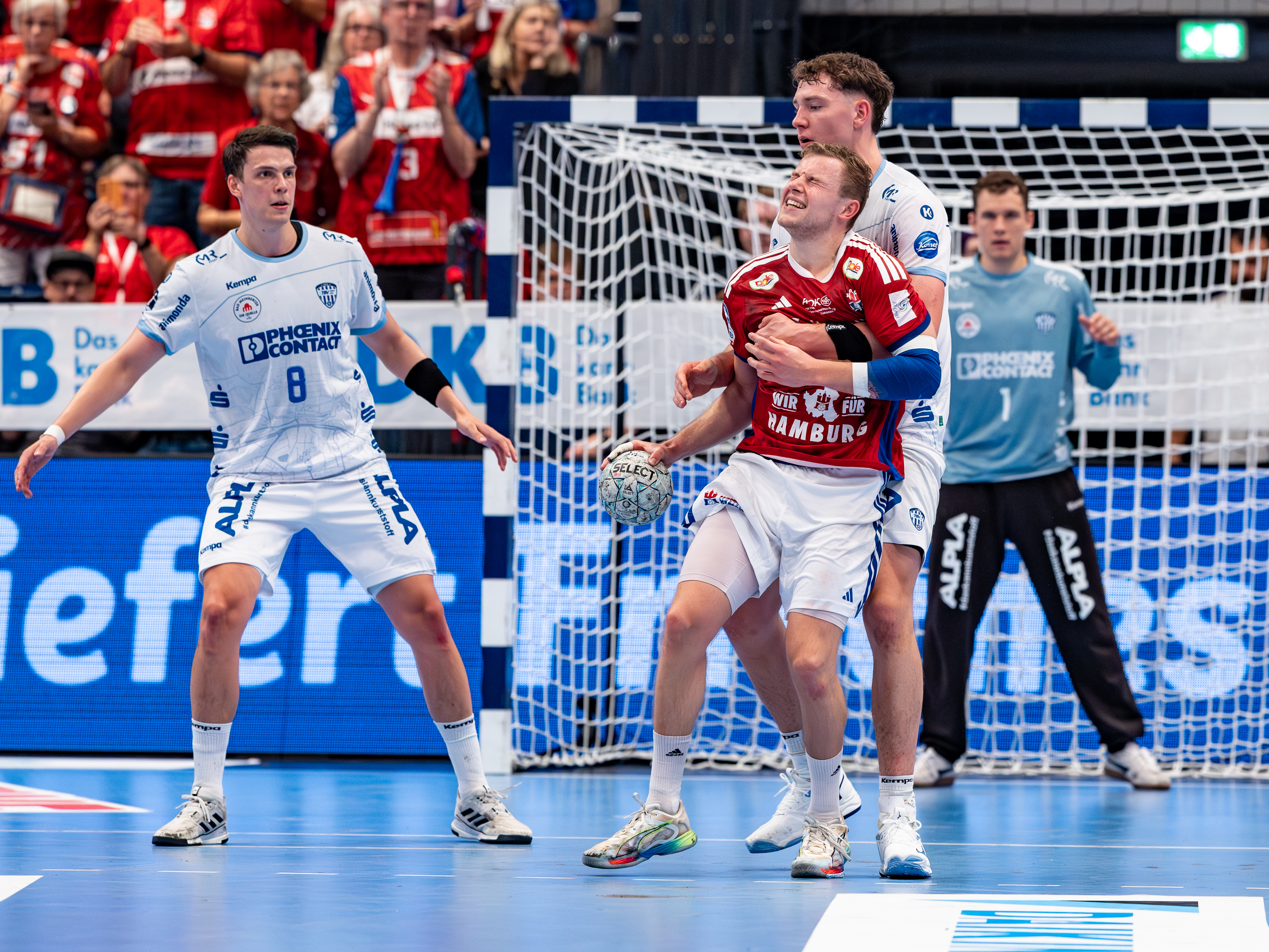 #24 Joel Willecke (Kreisläufer) – TBV Lemgo Lippe block #33 Moritz Sauter (Rückraum Mitte) – Handball Sport Verein Hamburg