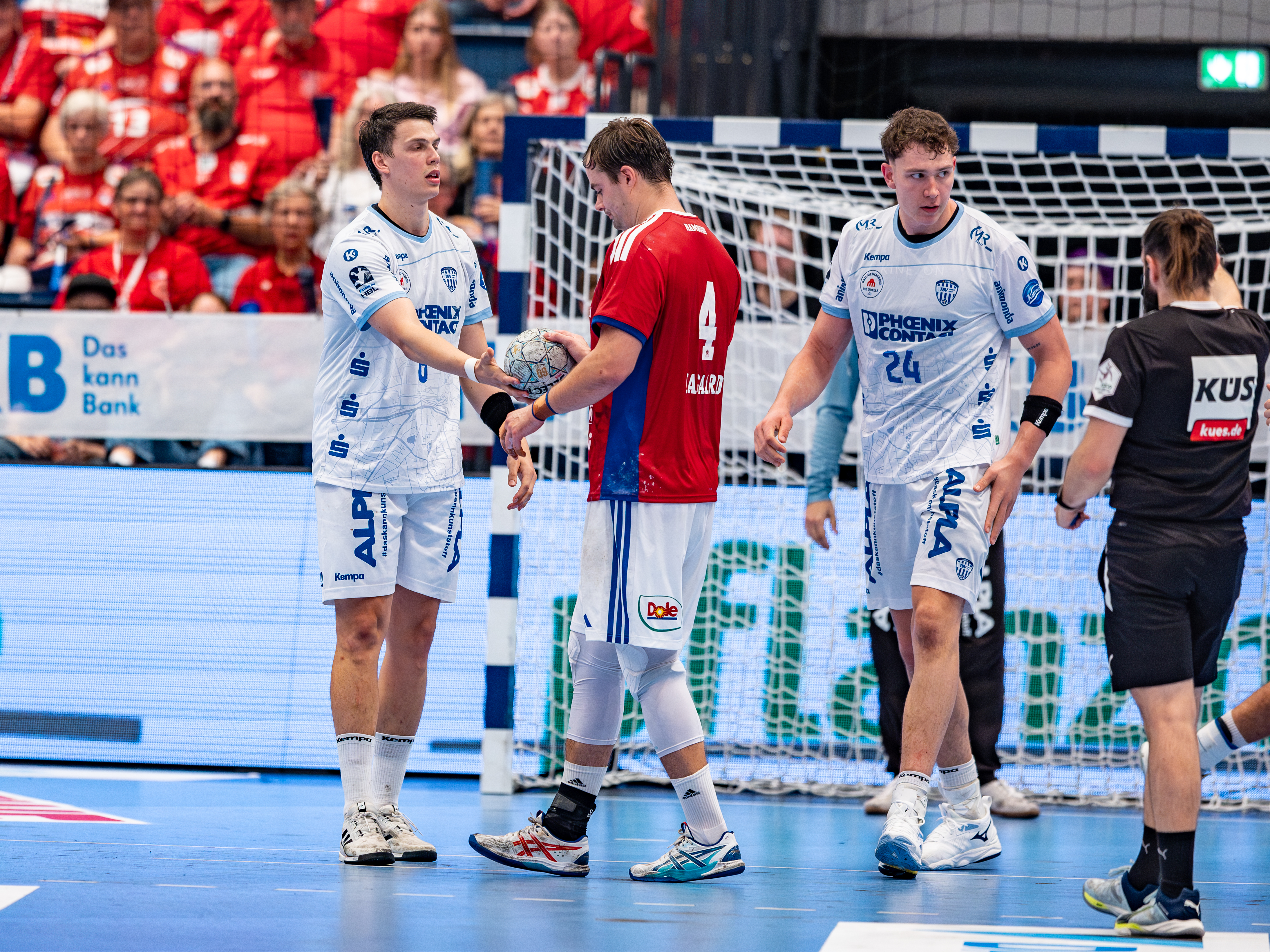 #4 Andreas Magaard (Kreisläufer) – Handball Sport Verein Hamburg give the ball #8 Frederik Simak (Linksaußen) – TBV Lemgo Lippe