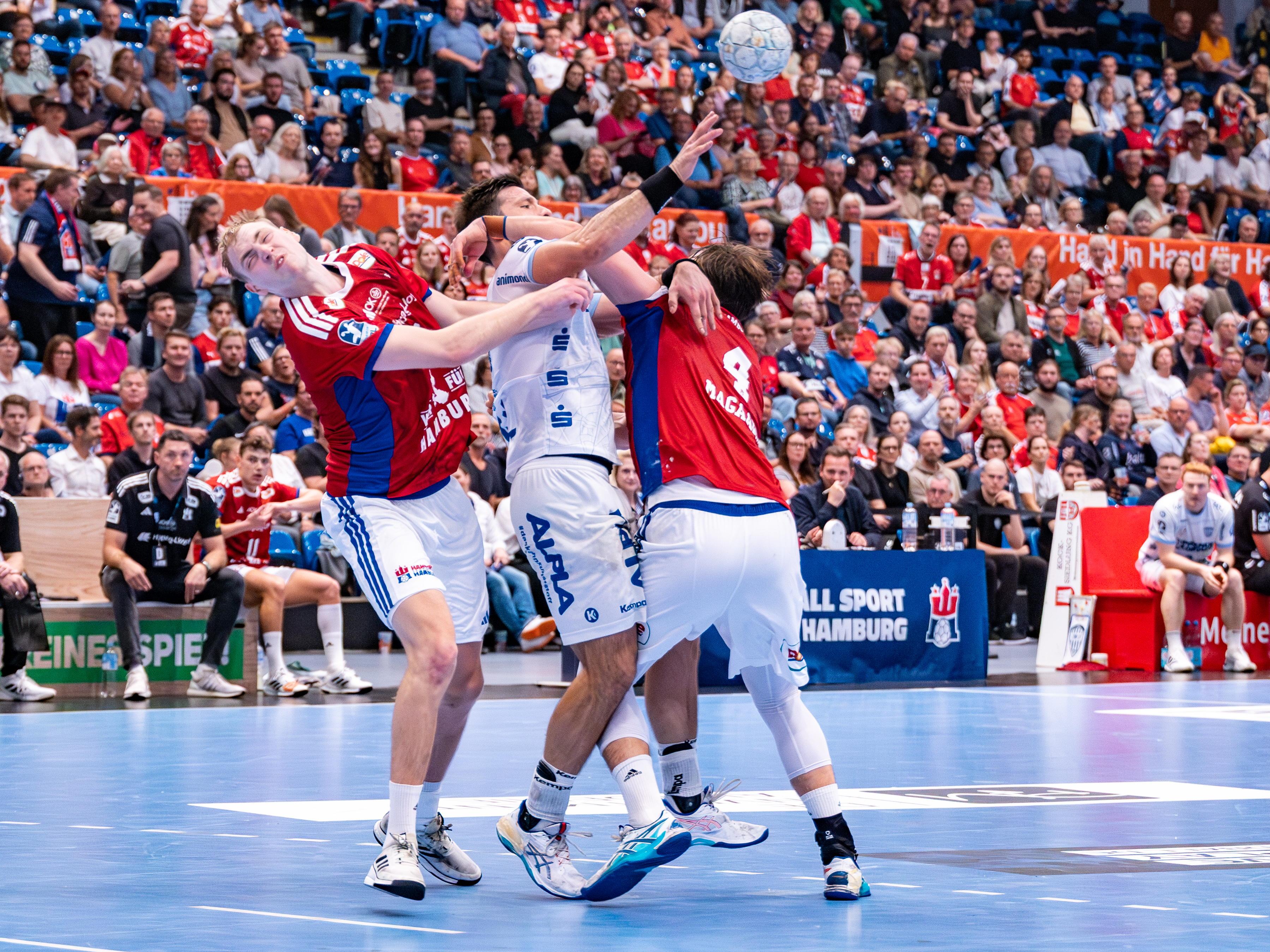 #4 Andreas Magaard (Kreisläufer) – Handball Sport Verein Hamburg block #23 Tim Suton (Rückraum Mitte) – TBV Lemgo Lippe