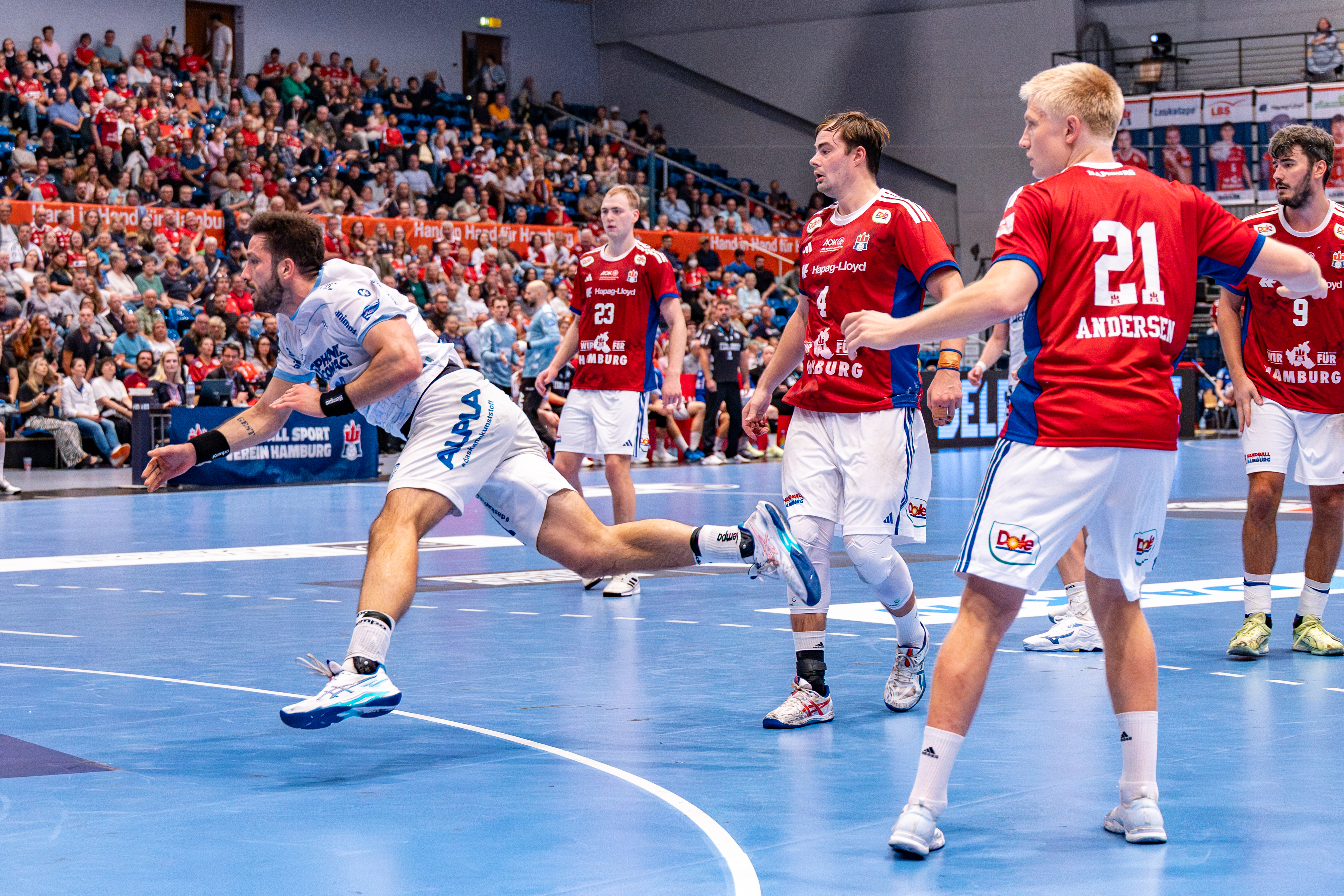 #23 Tim Suton (Rückraum Mitte) – TBV Lemgo Lippe shoots at goal