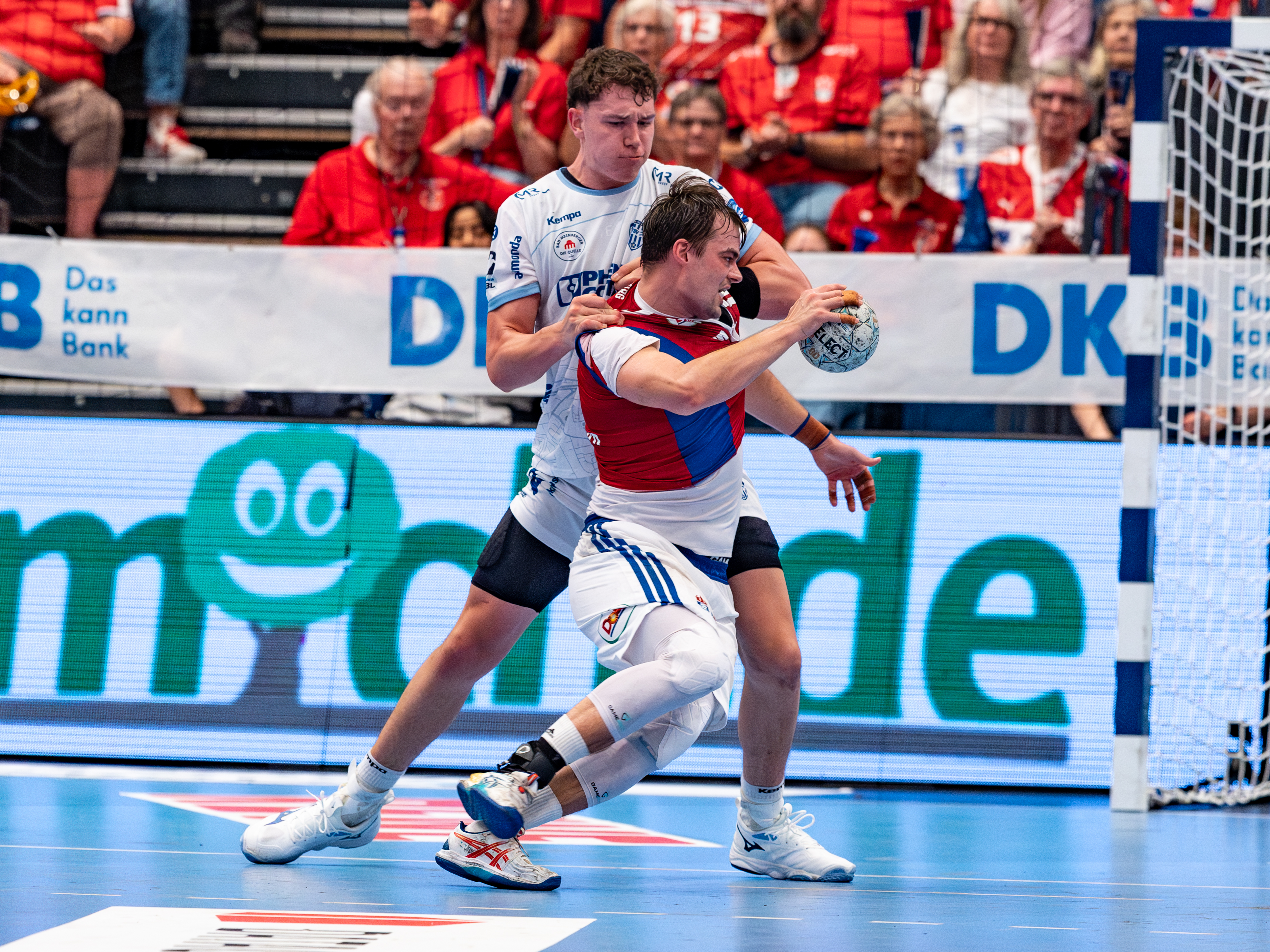 #24 Joel Willecke (Kreisläufer) – TBV Lemgo Lippe block #4 Andreas Magaard (Kreisläufer) – Handball Sport Verein Hamburg