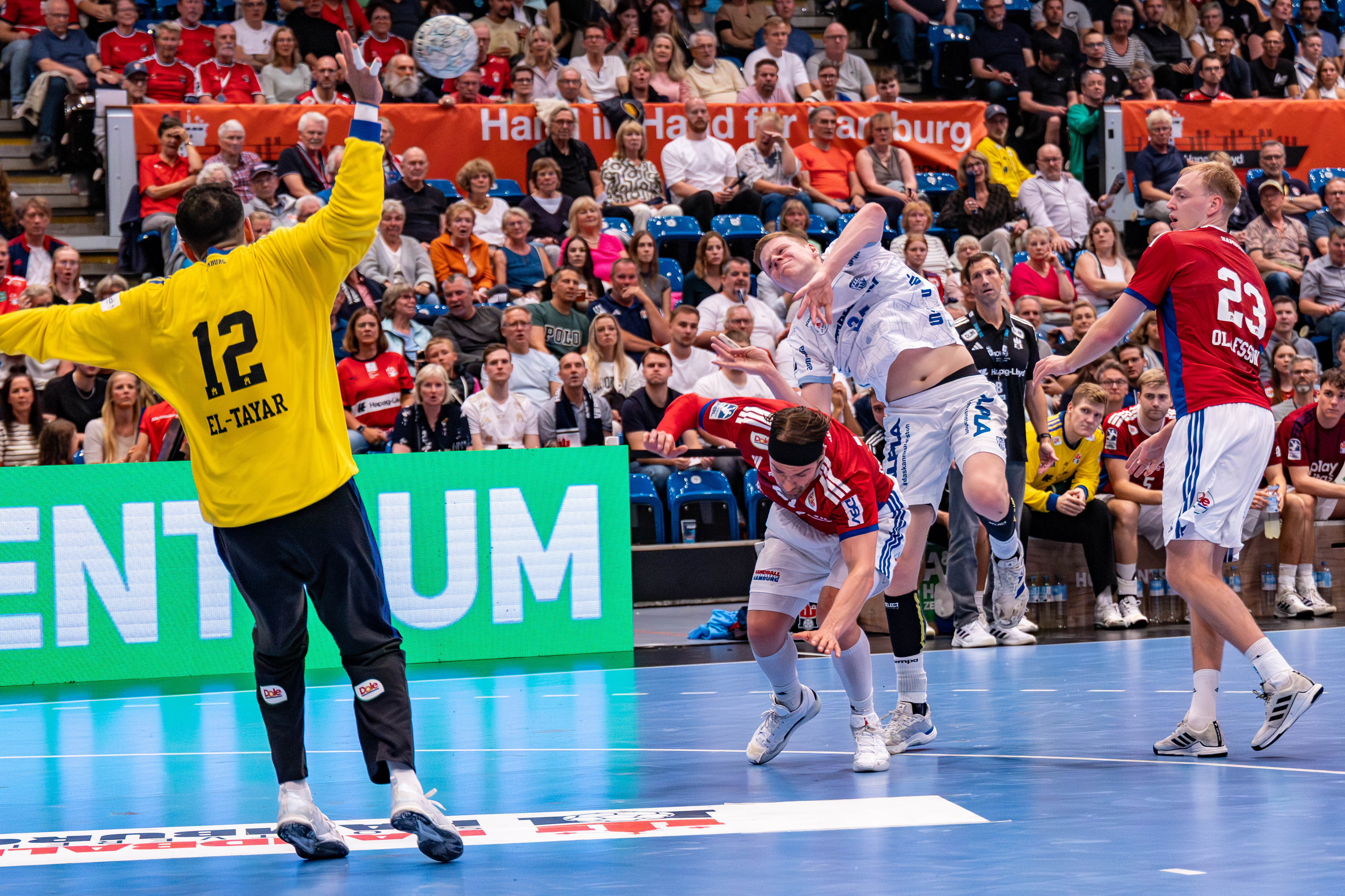 #25 Niels Versteijnen (Rückraum rechts) – TBV Lemgo Lippe shoots at goal. #51 Casper U. Mortensen (Linksaußen) – Handball Sport Verein Hamburg no chance to block