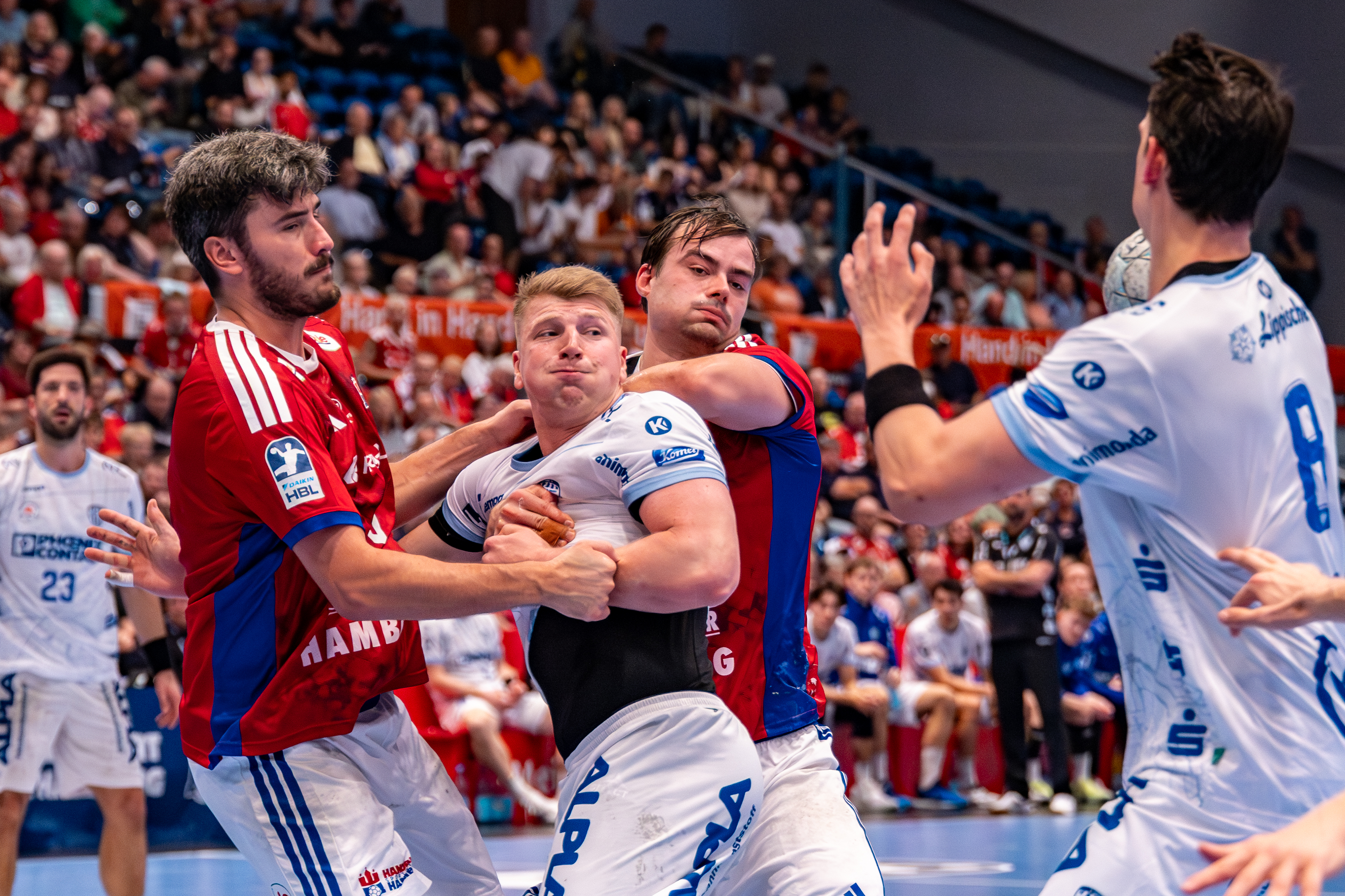 #4 Andreas Magaard (Kreisläufer) – Handball Sport Verein Hamburg and #9 Jacob Lassen (Rückraum rechts) – Handball Sport Verein Hamburg block #2 Lukas Hutecek (Rückraum links) – TBV Lemgo Lippe