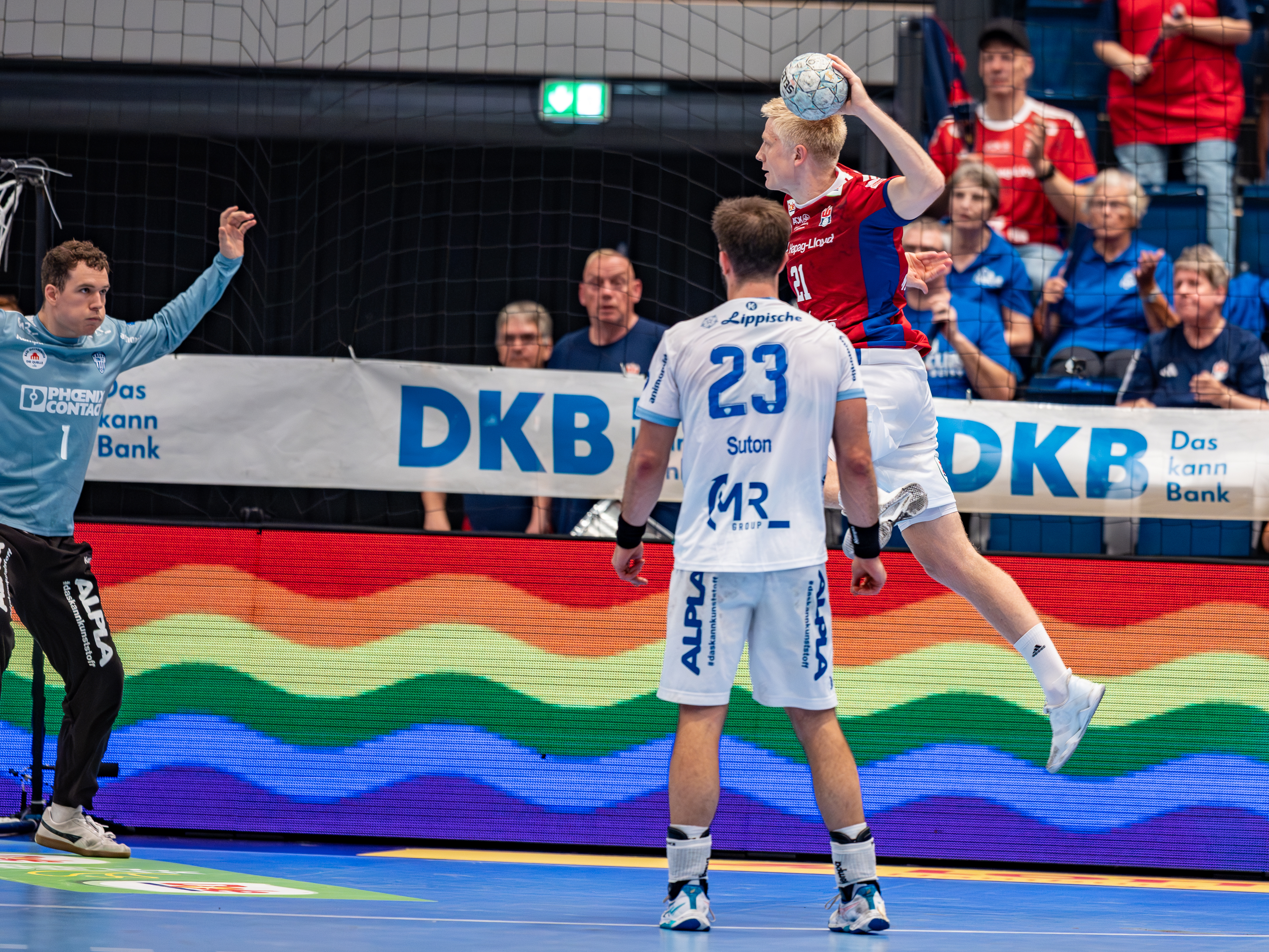 #21 Frederik Bo Andersen (Rechtsaußen) – Handball Sport Verein Hamburg shoots at goal.