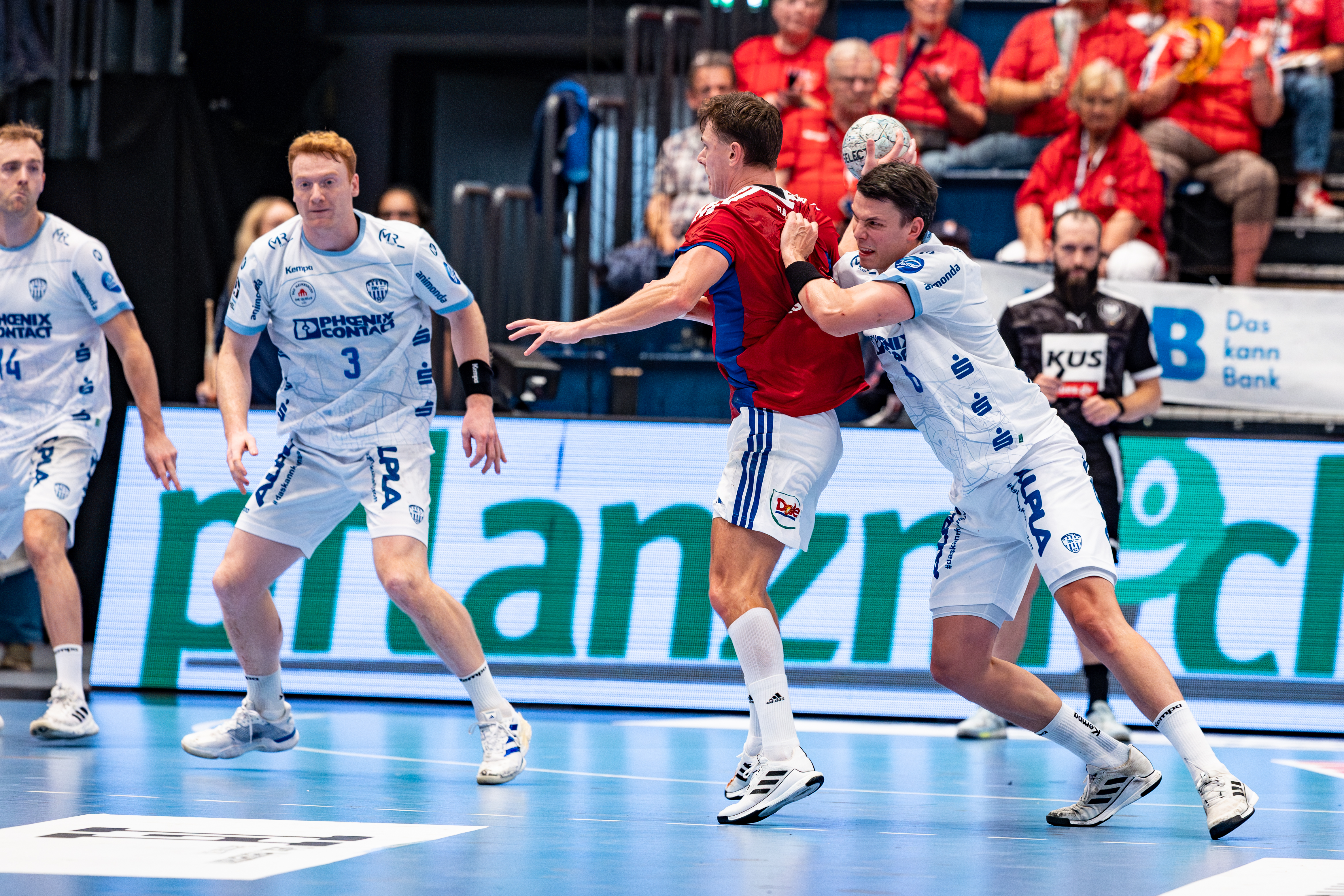 #8 Frederik Simak (Linksaußen) – TBV Lemgo Lippe block #11 Nicolaj Jørgensen (Rückraum Mitte) – Handball Sport Verein Hamburg
