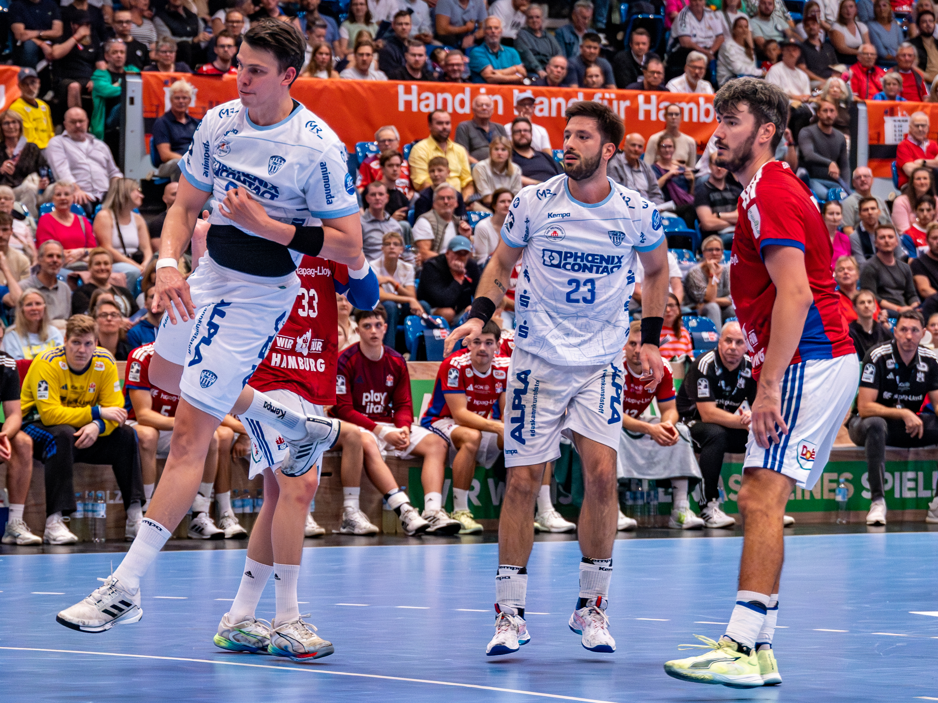 #8 Frederik Simak (Linksaußen) – TBV Lemgo Lippe jump and shoots at goal