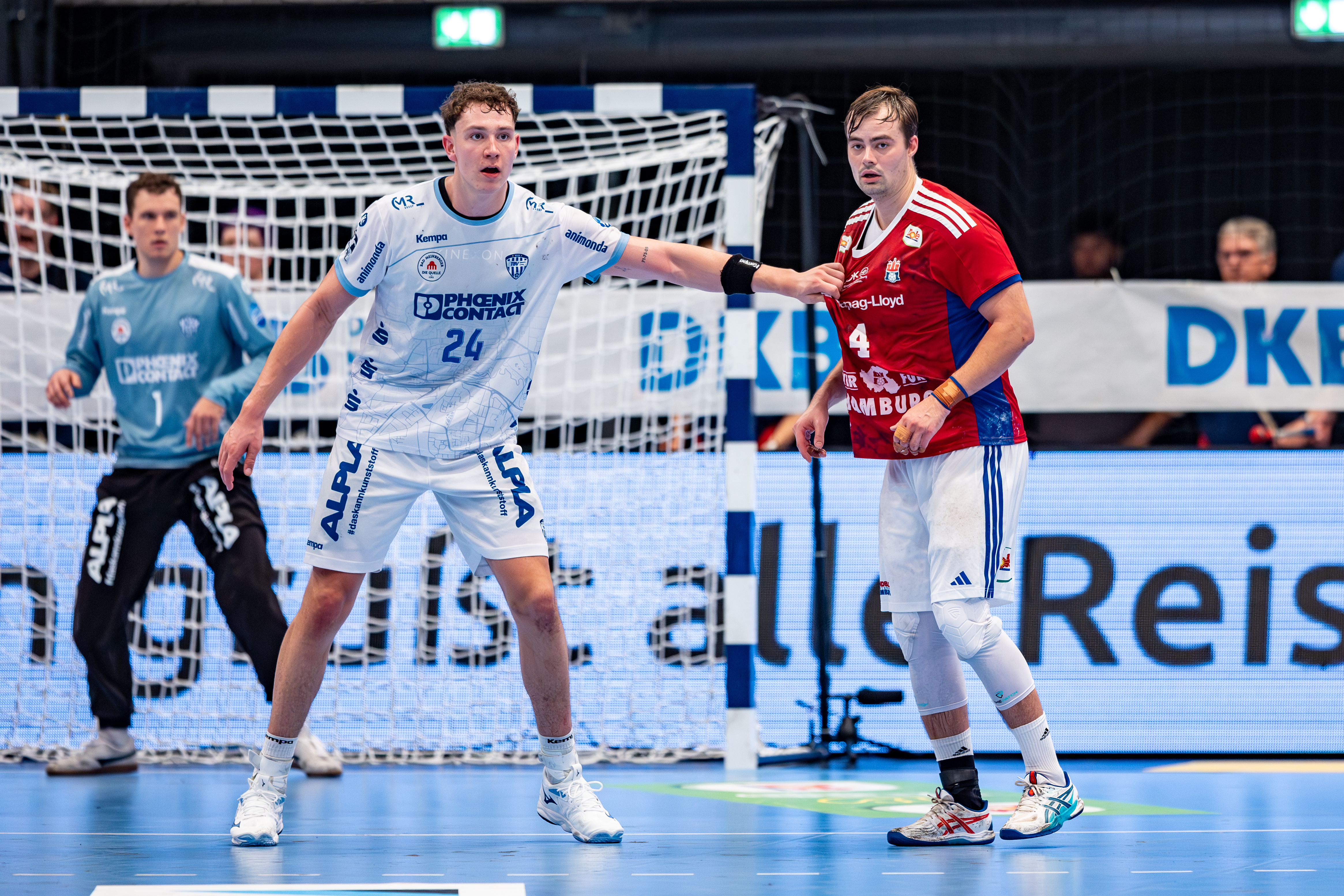 #24 Joel Willecke (Kreisläufer) – TBV Lemgo Lippe block #4 Andreas Magaard (Kreisläufer) – Handball Sport Verein Hamburg