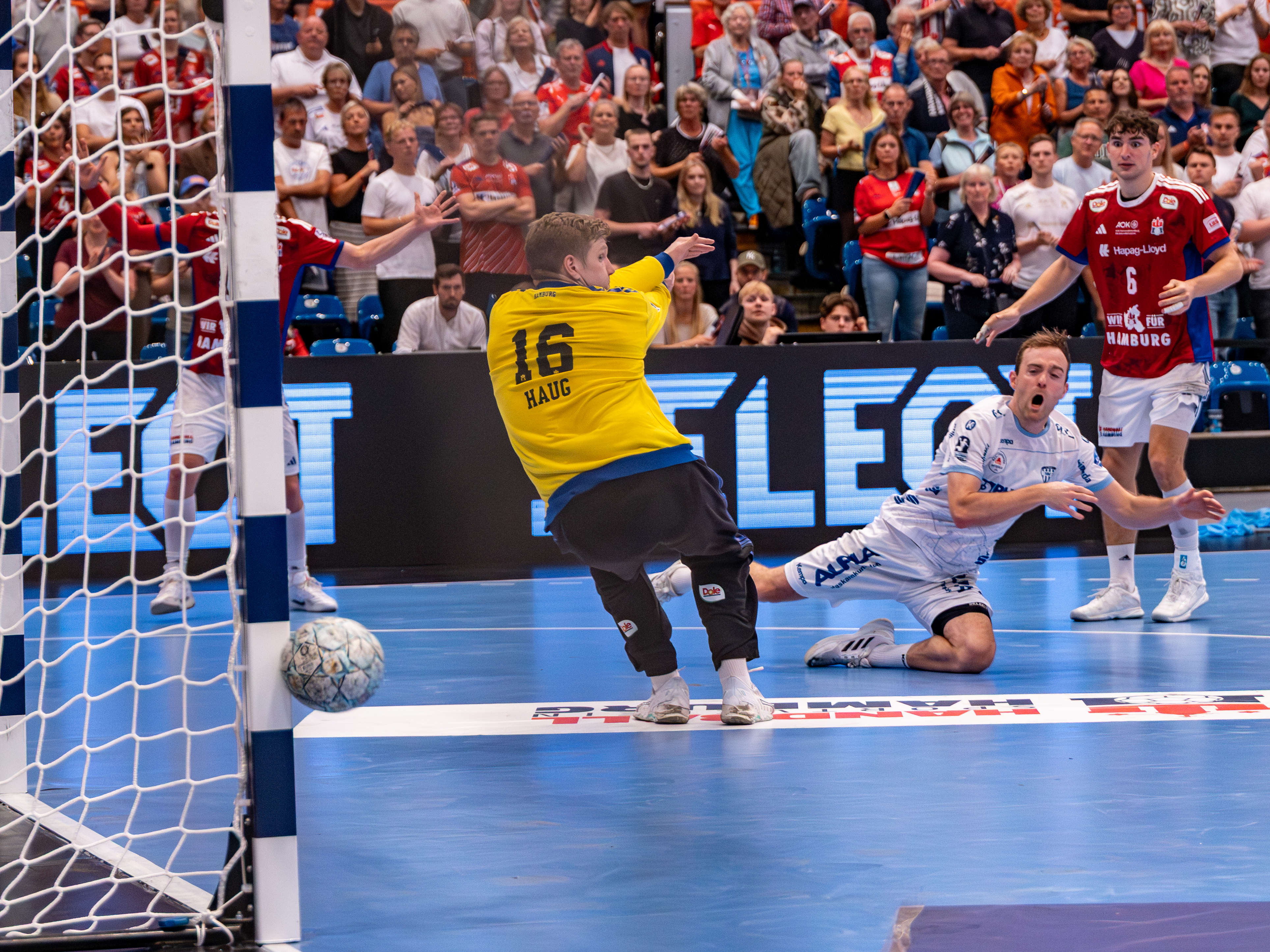 #16 Robin Haug (Torwart) – Handball Sport Verein Hamburg and #14 Bobby Schagen (Rechtsaußen) – TBV Lemgo Lippe HSV Hamburg vs Lemgo Lippe, Handball, DAIKIN HBL , WEEK 5, 2025/26, 19.09.2025,
